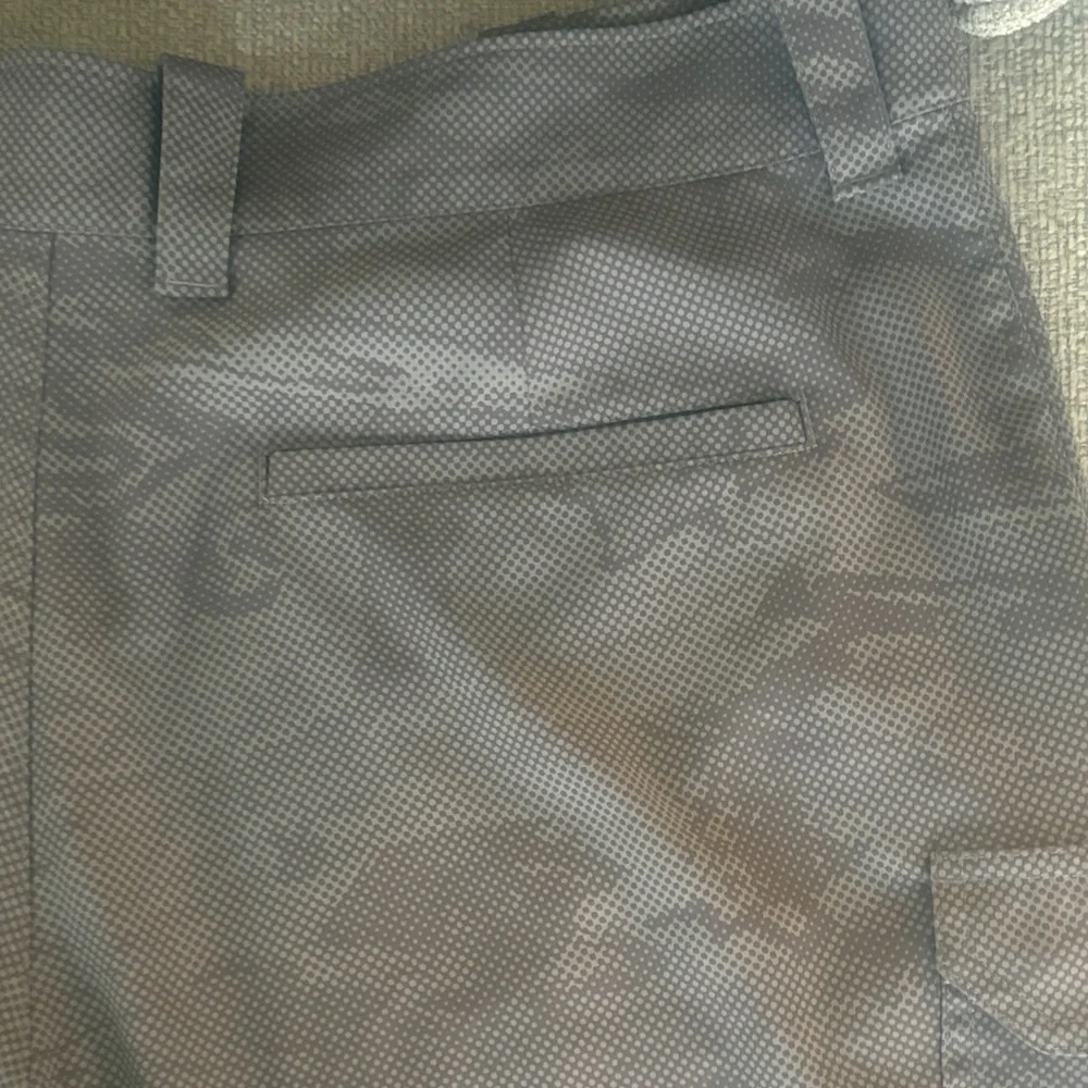 Under Armour Men's grayish, subtle camouflage pattern Cargo Shorts - - Picture 4 of 4